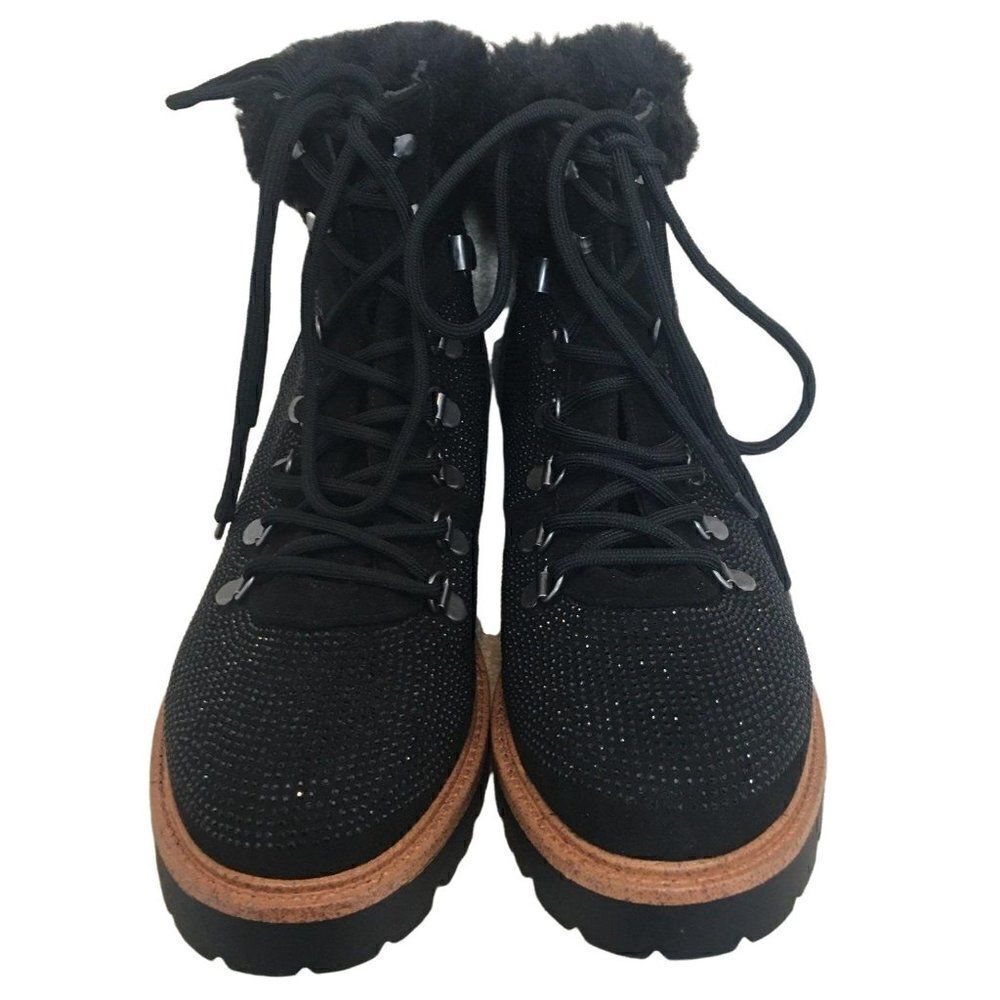 Report Womens Quorra boots size 8.5